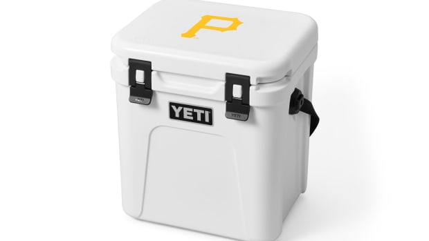 Custom_MLB_White_3qrt_Lid_Down_Pittsburgh_Pirates_Tundra_Roadie_24_2400x2400